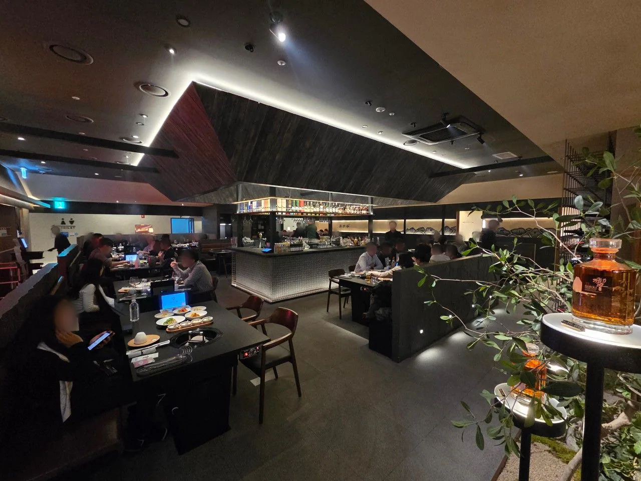 The hall at Heukwoojeong under indirect lighting